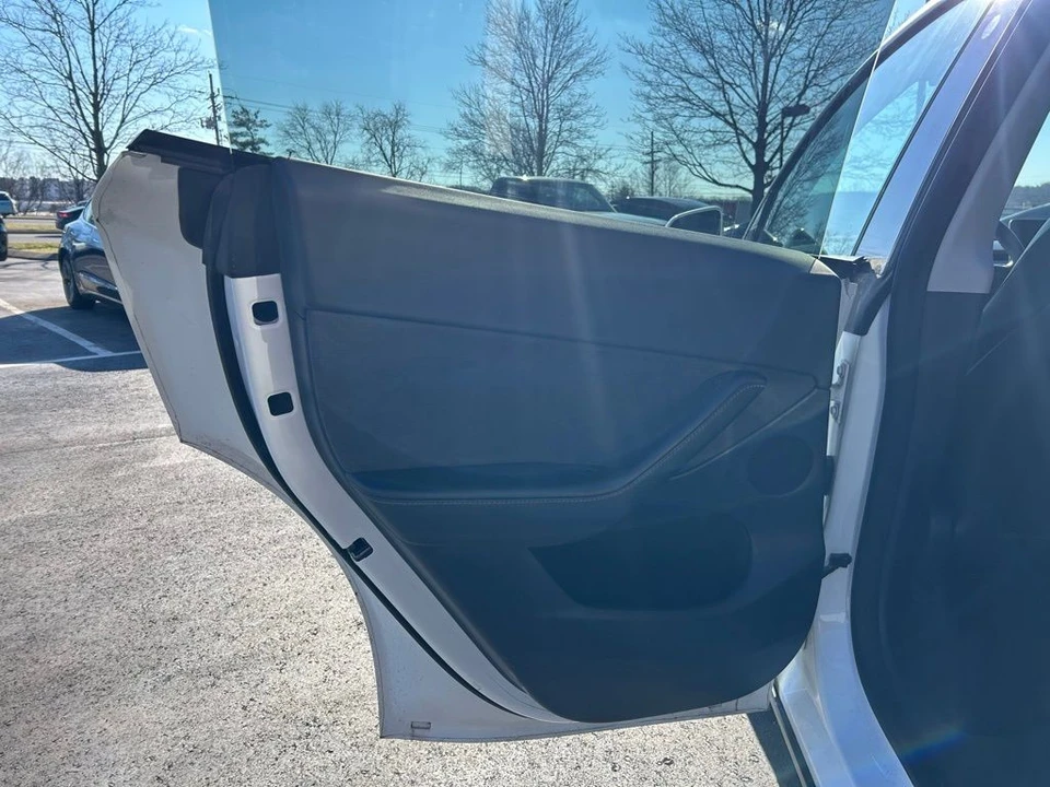2022 Tesla Model Y - Image 10 of 17
