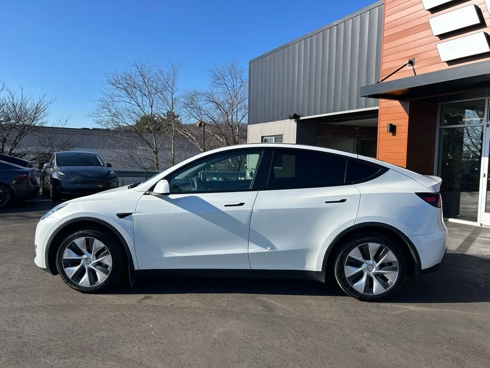 2022 Tesla Model Y - Image 5 of 17