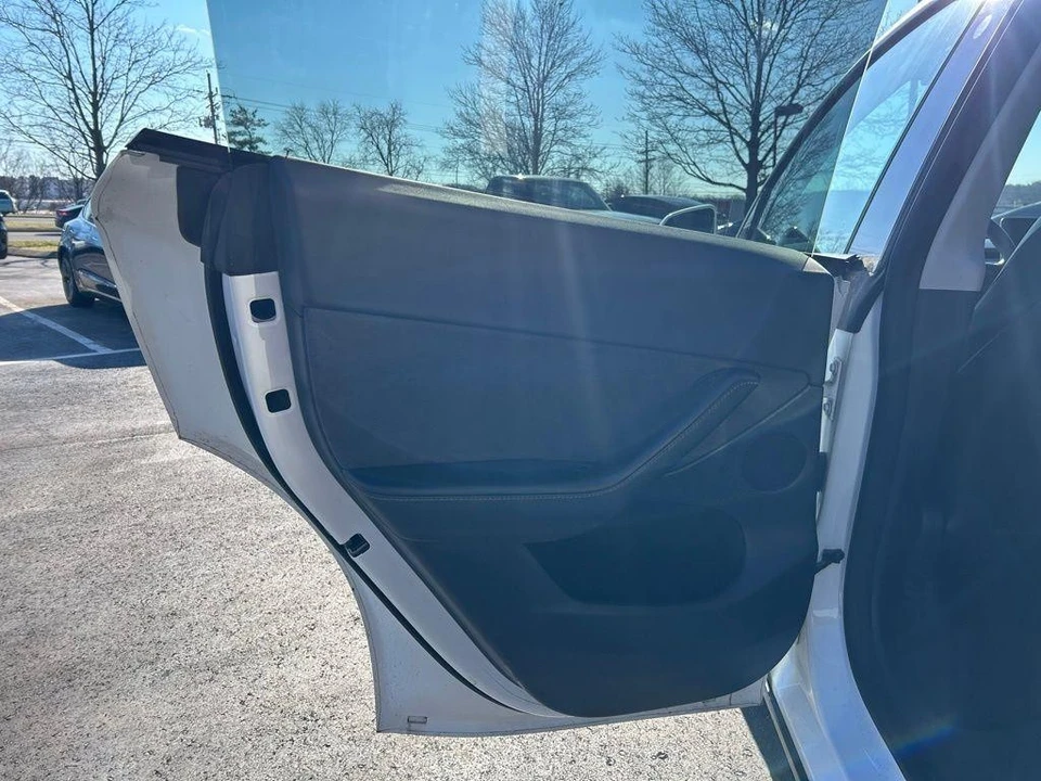 2022 Tesla Model Y - Image 10 of 17