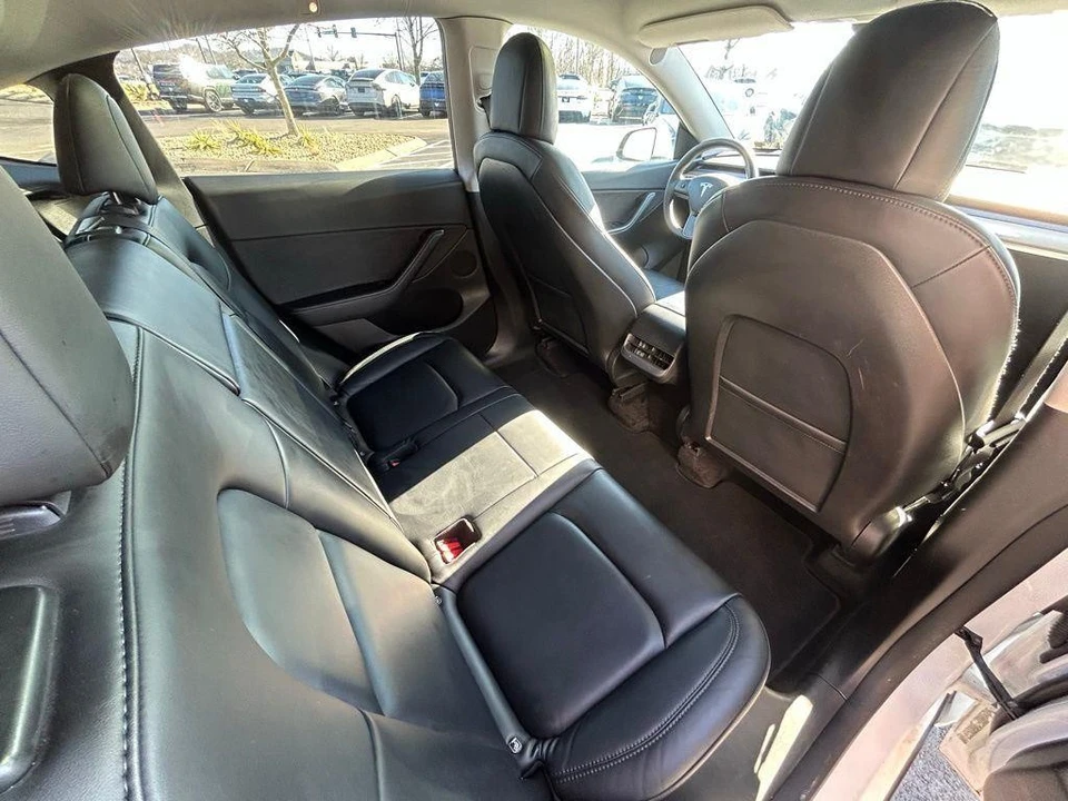 2022 Tesla Model Y - Image 9 of 17
