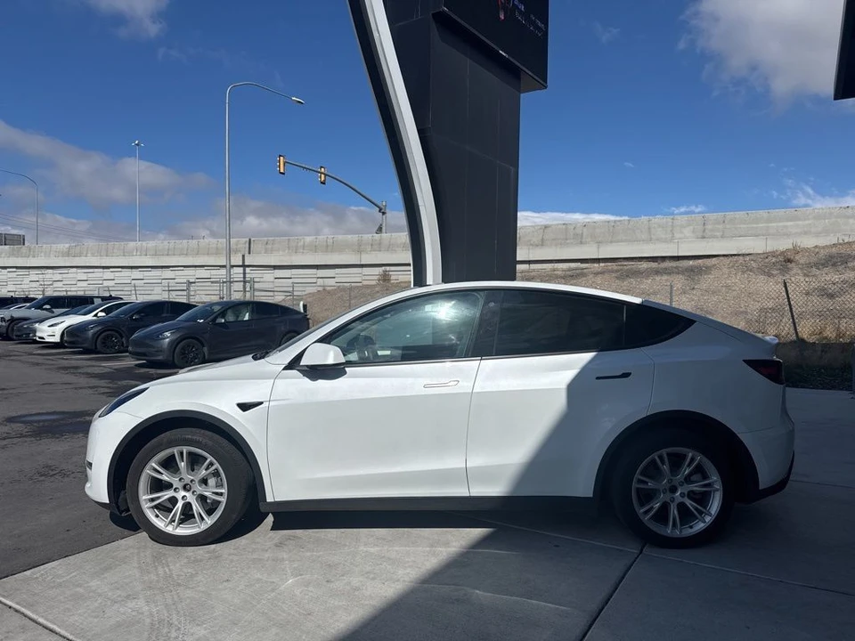 2022 Tesla Model Y - Image 5 of 21