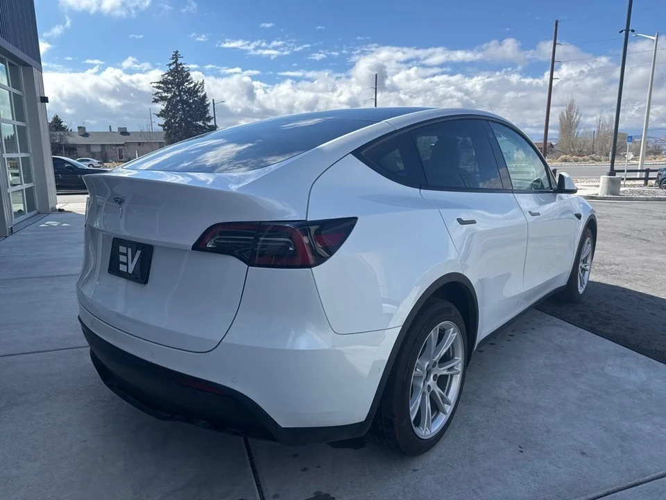 2022 Tesla Model Y - Image 8 of 21
