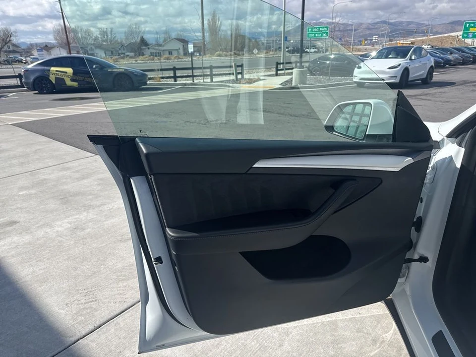 2022 Tesla Model Y - Image 11 of 21