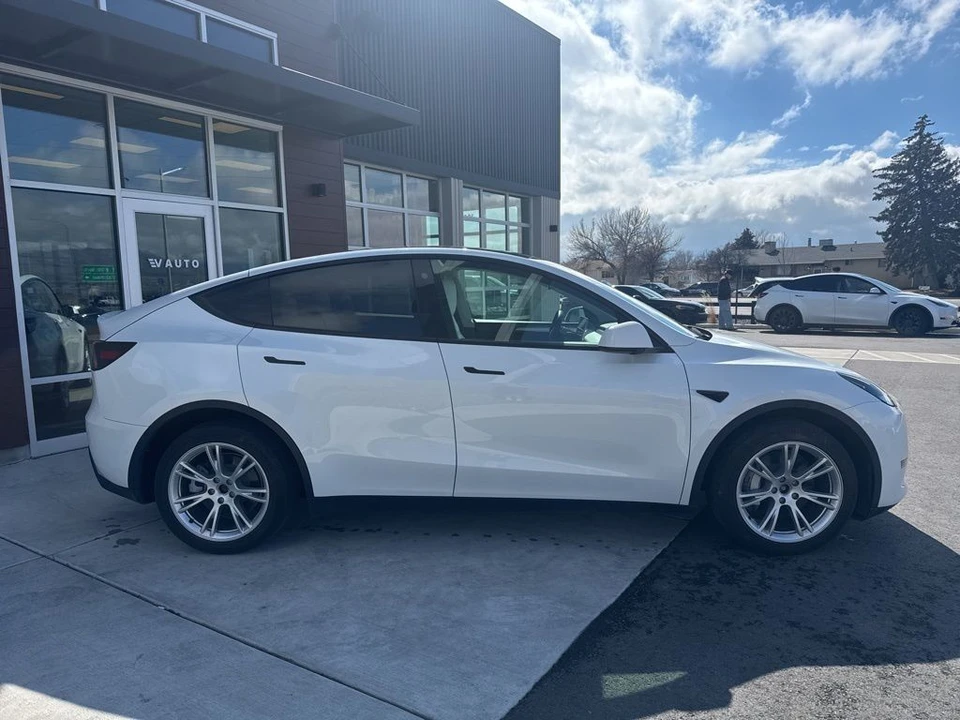 2022 Tesla Model Y - Image 9 of 21