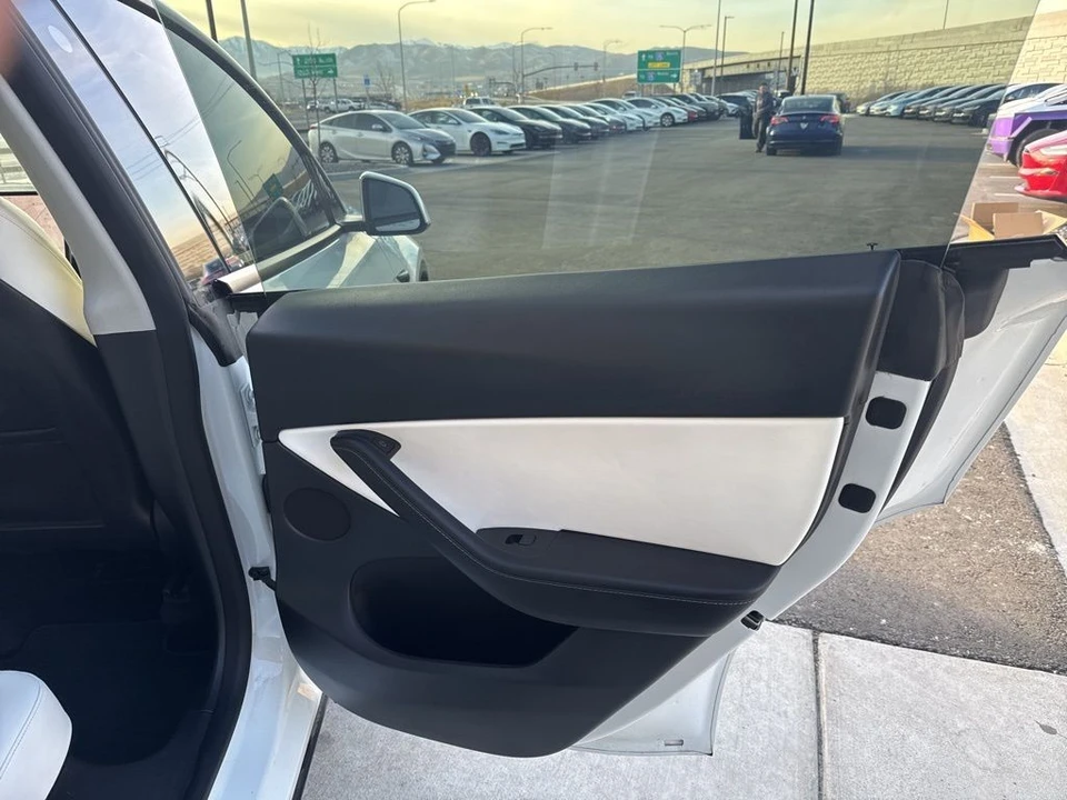 2022 Tesla Model Y - Image 17 of 21