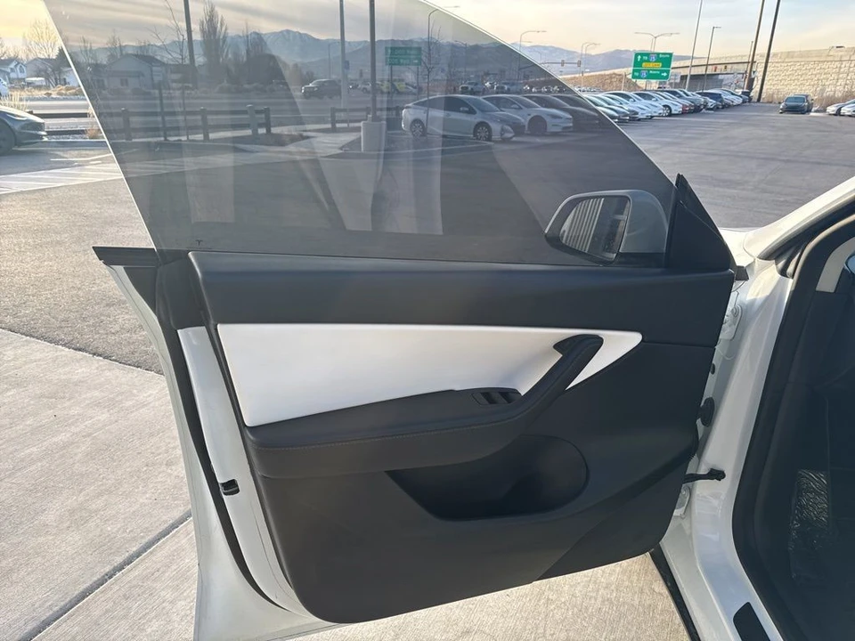 2022 Tesla Model Y - Image 10 of 21
