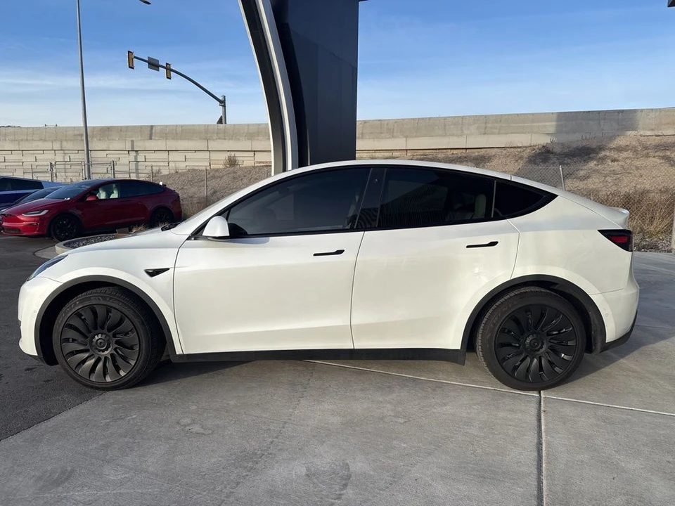 2022 Tesla Model Y - Image 4 of 21