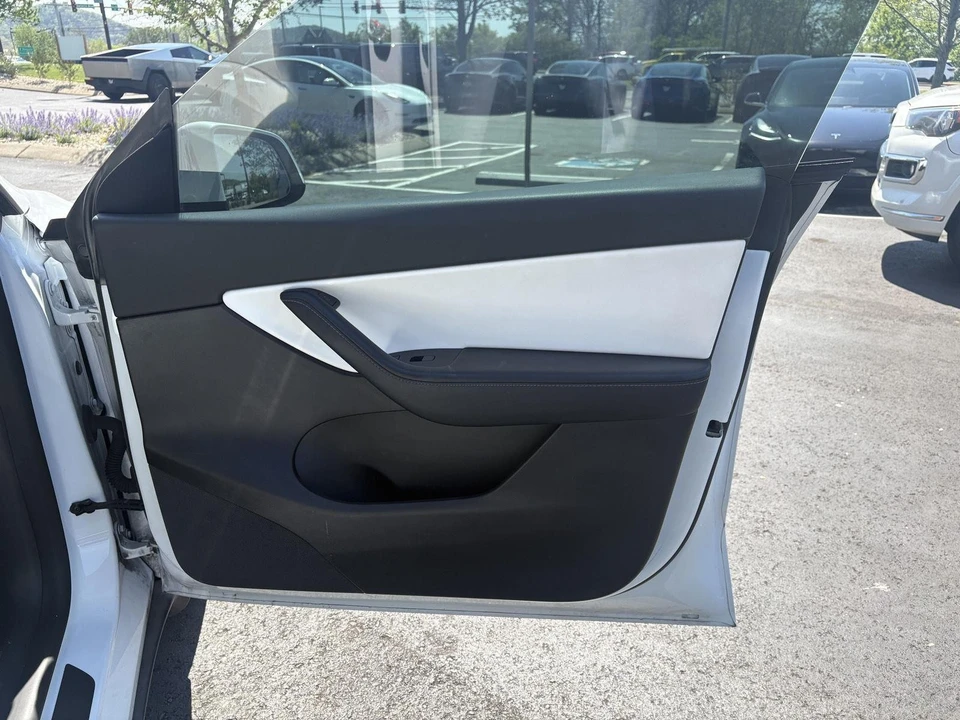 2022 Tesla Model Y - Image 14 of 17