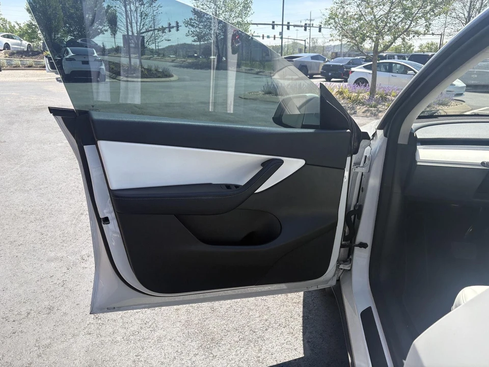 2022 Tesla Model Y - Image 12 of 17