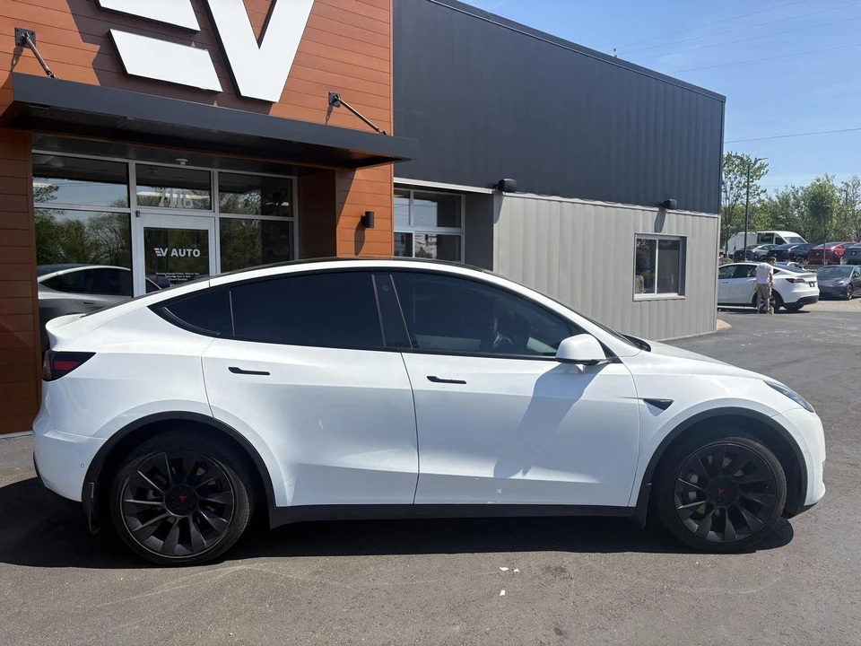 2022 Tesla Model Y - Image 5 of 17