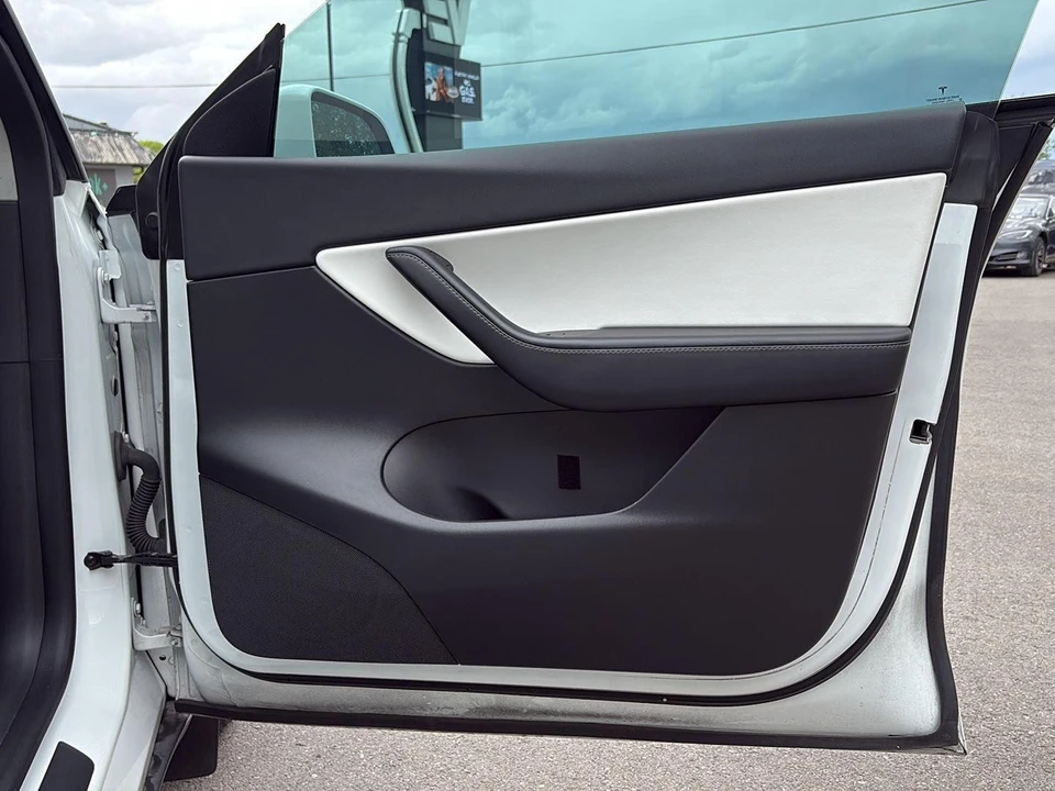 2022 Tesla Model Y - Image 11 of 21