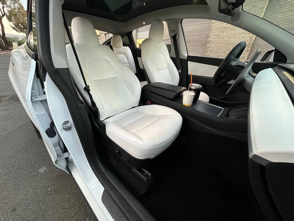 2022 Tesla Model Y - Image 17 of 18