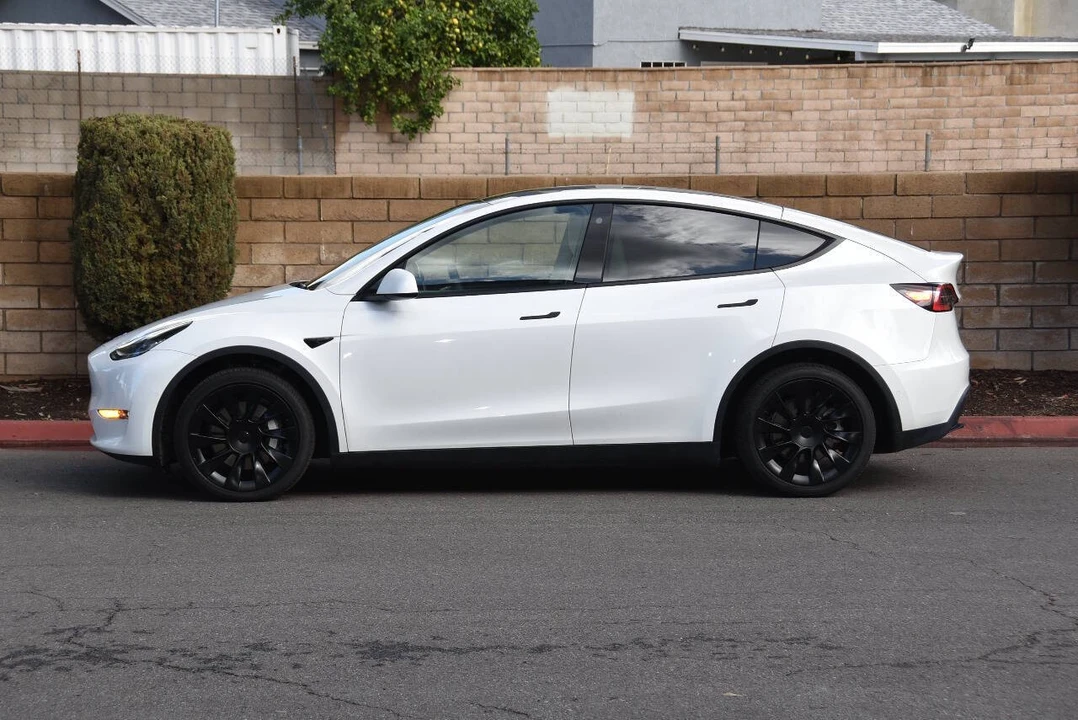 2022 Tesla Model Y - Image 9 of 12