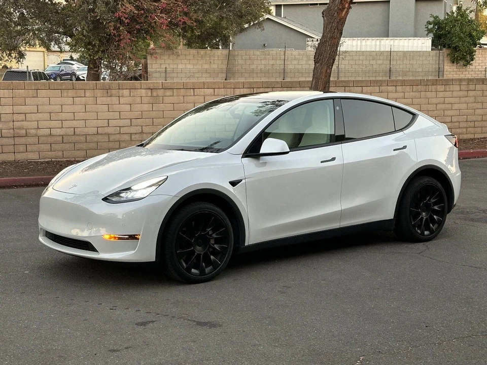 2022 Tesla Model Y - Image 15 of 18