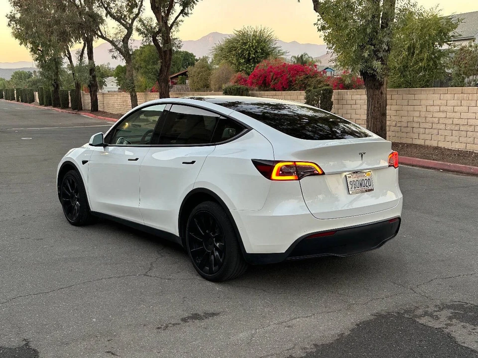2022 Tesla Model Y - Image 5 of 18