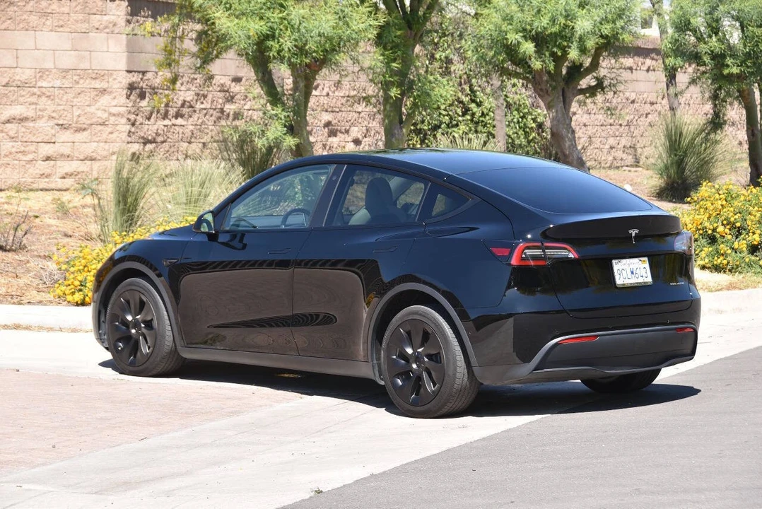 2022 Tesla Model Y - Image 17 of 21