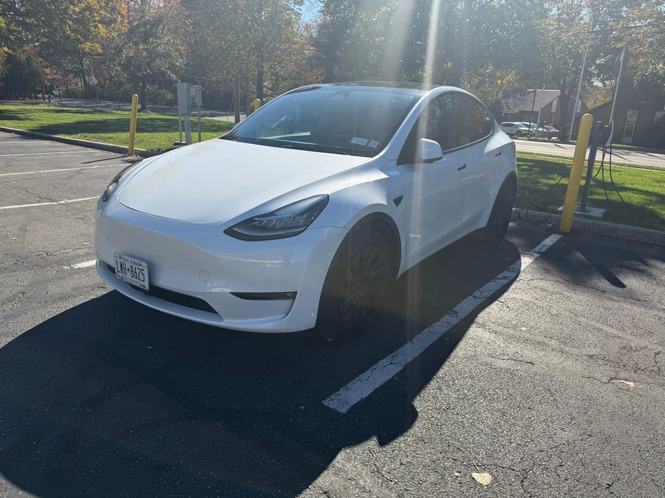 2022 Tesla Model Y - Image 9 of 31