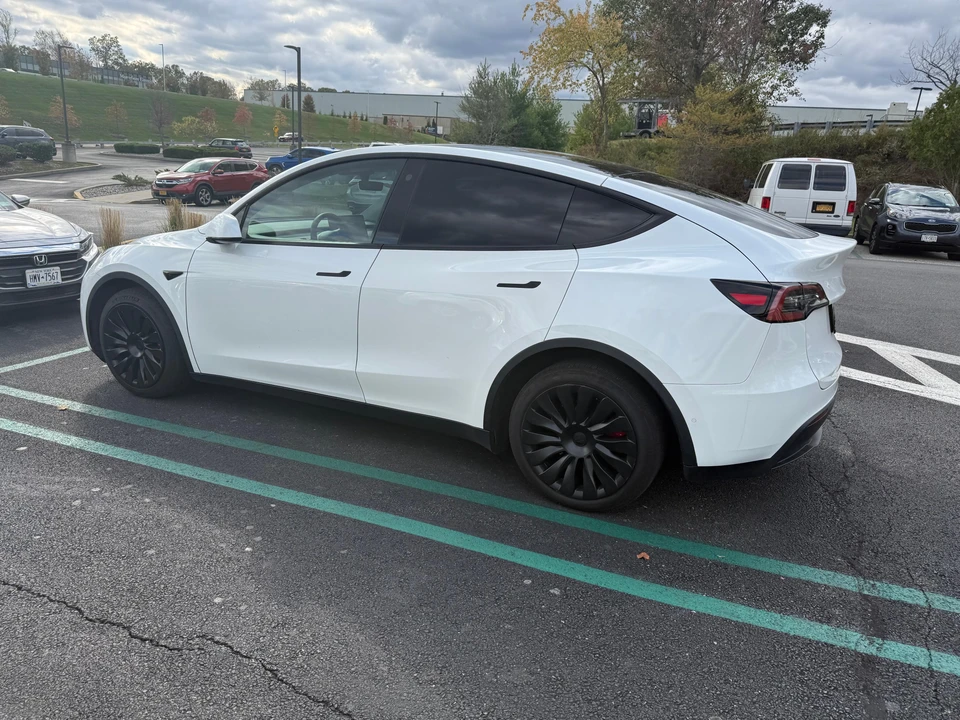 2022 Tesla Model Y - Image 10 of 31