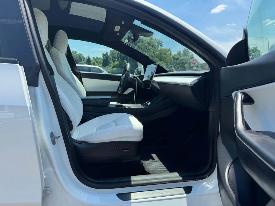 2022 Tesla Model Y - Image 10 of 19