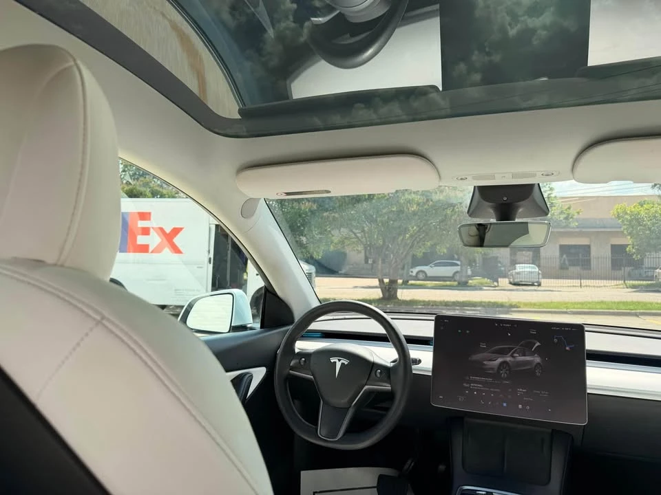 2022 Tesla Model Y - Image 15 of 18