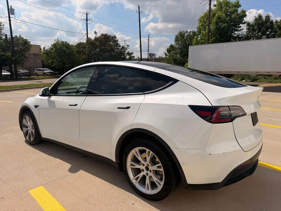 2022 Tesla Model Y - Image 9 of 18