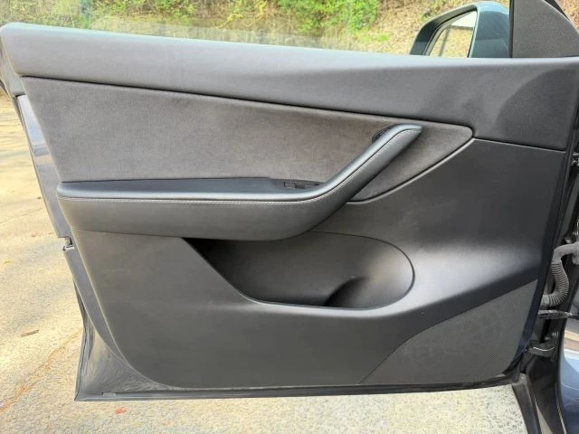2022 Tesla Model Y - Image 17 of 25