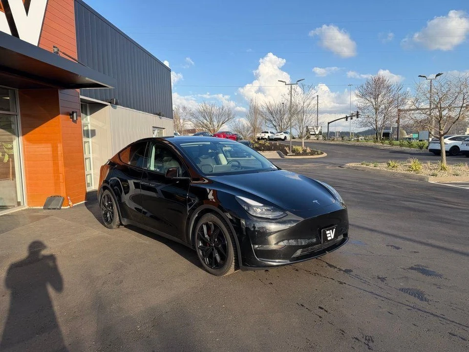 2022 Tesla Model Y Performance - Image 3 of 16