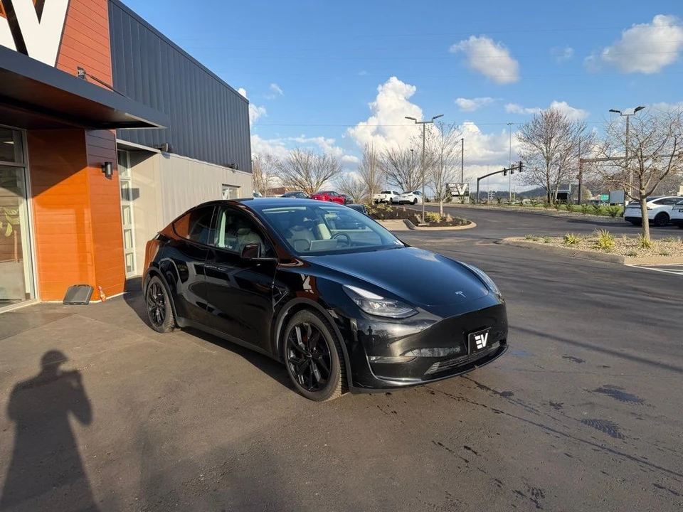 2022 Tesla Model Y Performance - Image 3 of 16