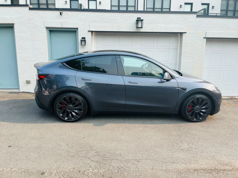 2022 Tesla Model Y Performance - Image 17 of 31