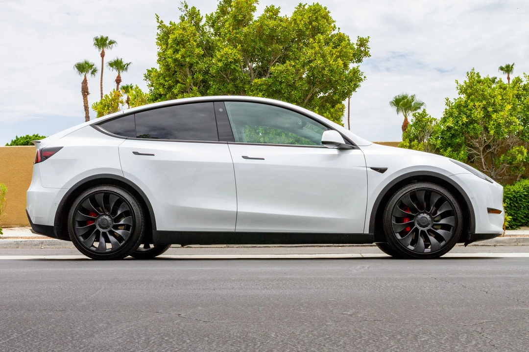 2022 Tesla Model Y Performance - Image 8 of 31