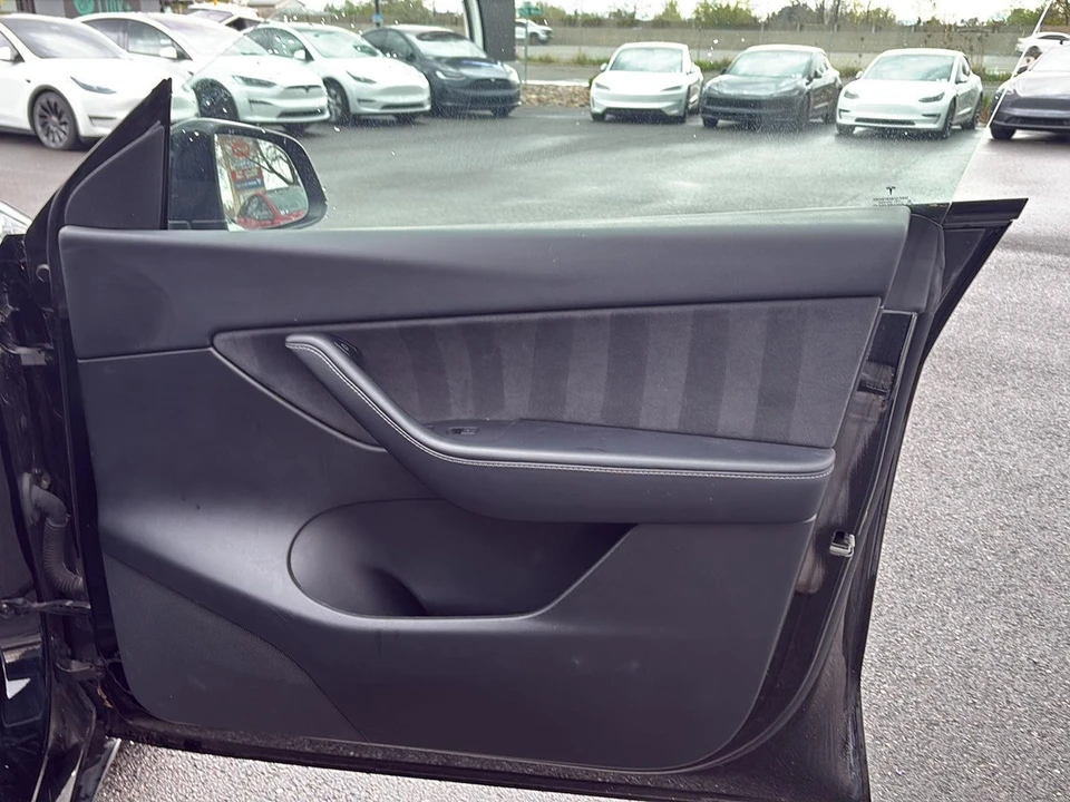 2022 Tesla Model Y Performance - Image 16 of 21