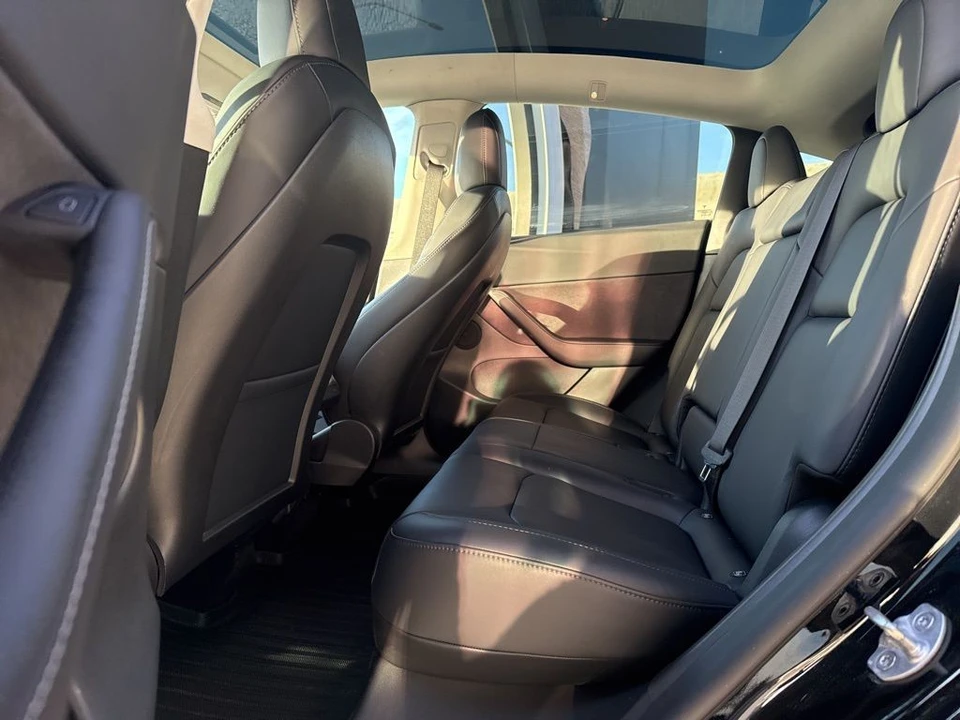 2022 Tesla Model Y Performance - Image 16 of 21