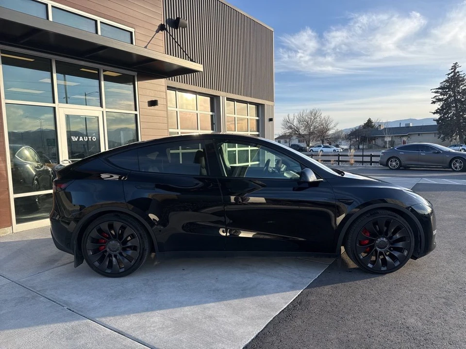 2022 Tesla Model Y Performance - Image 9 of 21