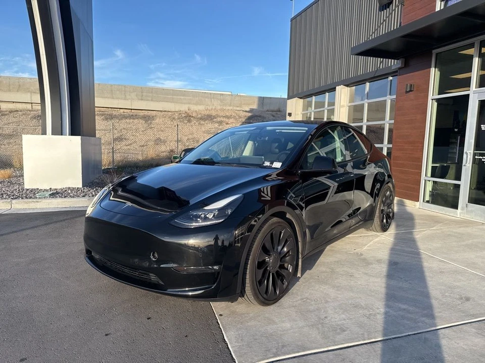 2022 Tesla Model Y Performance - Image 4 of 21