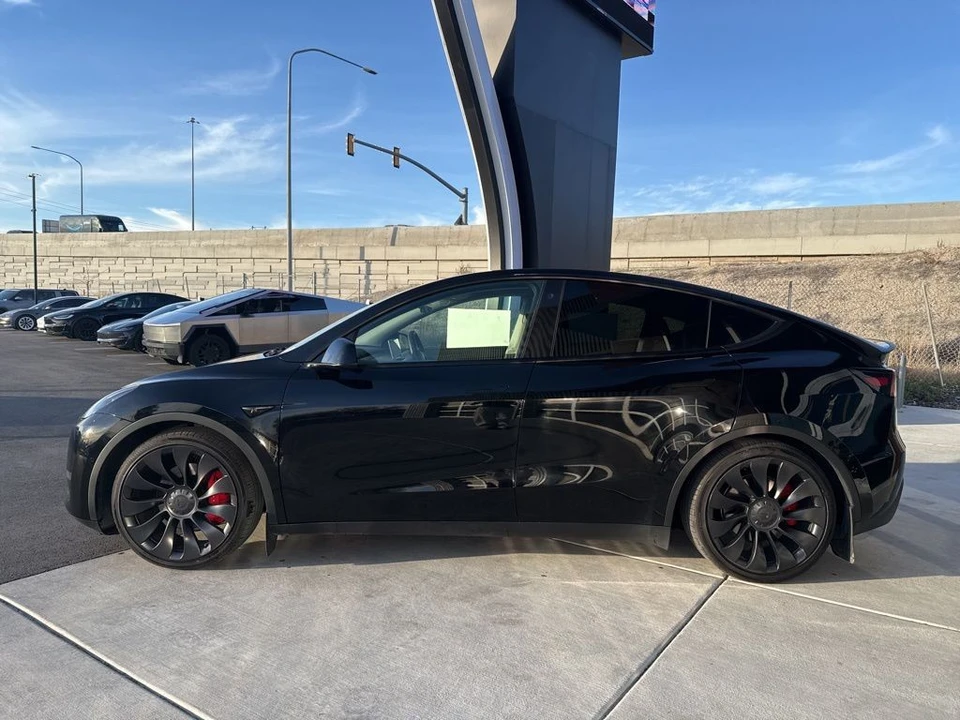 2022 Tesla Model Y Performance - Image 5 of 21