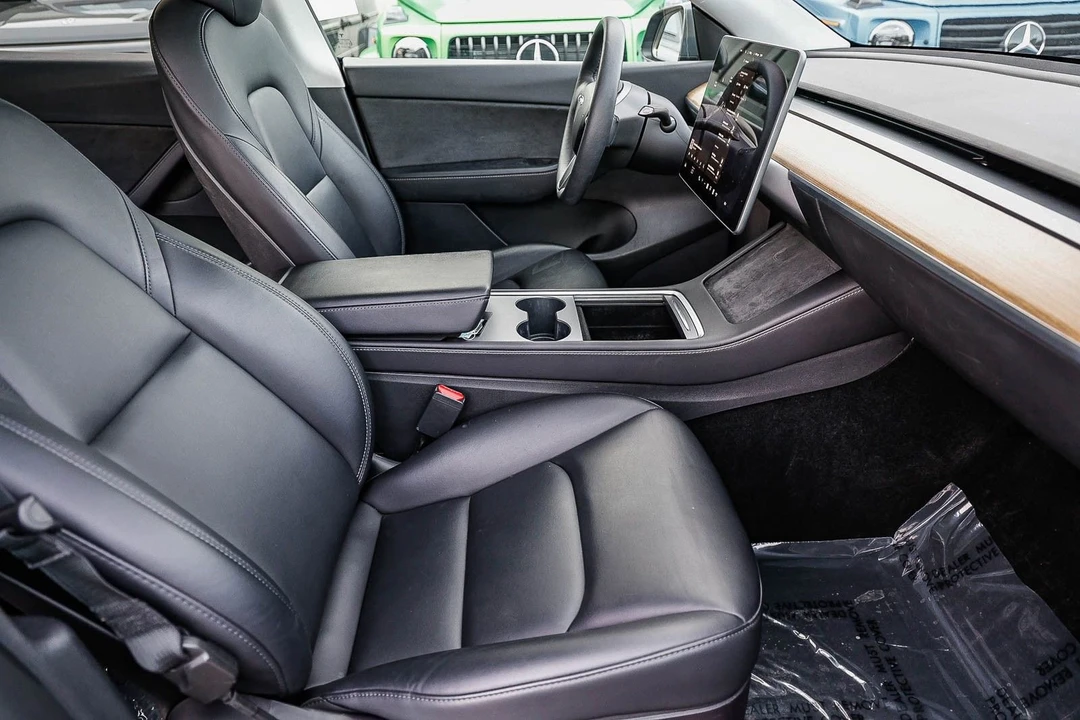 2022 Tesla Model Y Performance - Image 17 of 21
