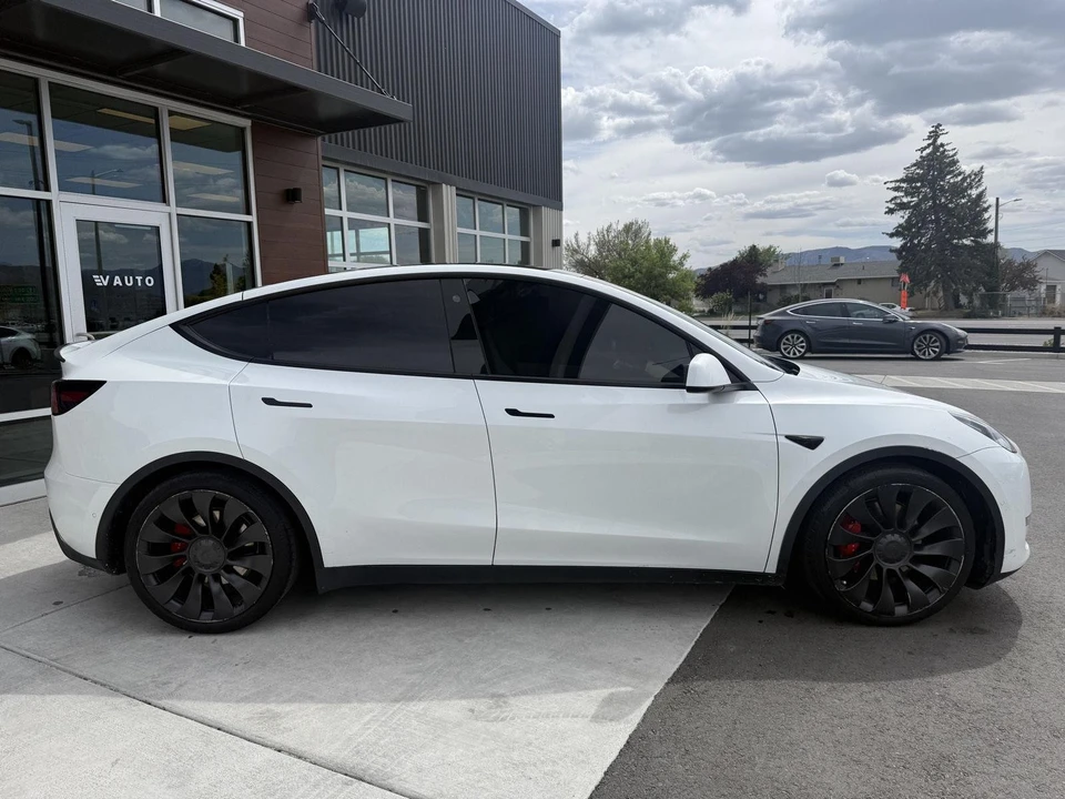 2022 Tesla Model Y Performance - Image 8 of 21