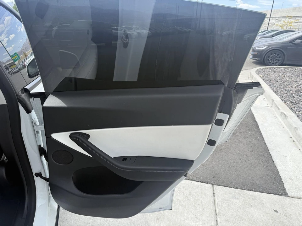 2022 Tesla Model Y Performance - Image 17 of 21
