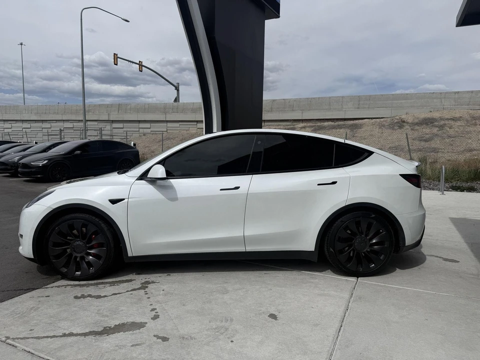 2022 Tesla Model Y Performance - Image 4 of 21