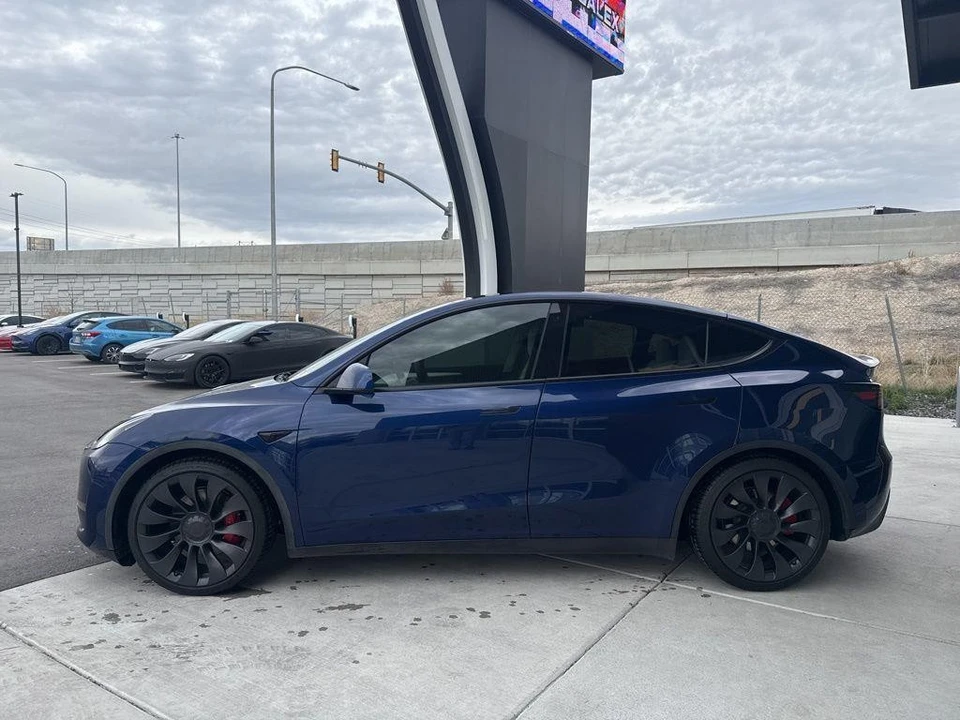2022 Tesla Model Y Performance - Image 5 of 21