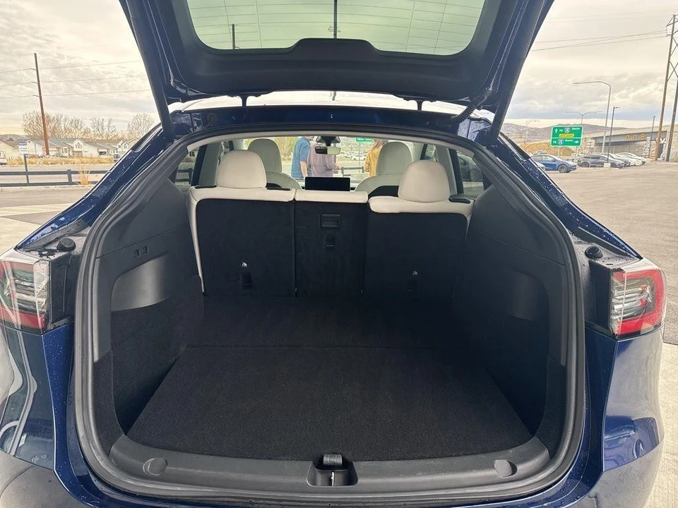 2022 Tesla Model Y Performance - Image 17 of 21
