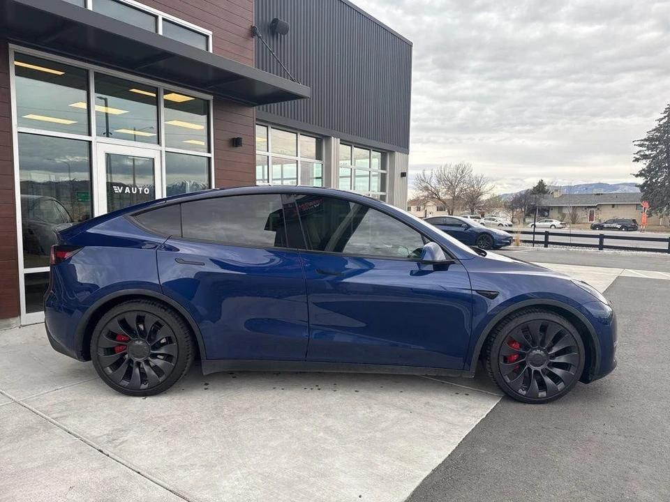 2022 Tesla Model Y Performance - Image 9 of 21