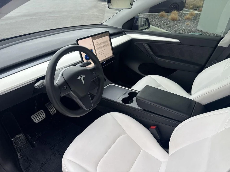 2022 Tesla Model Y Performance - Image 12 of 21