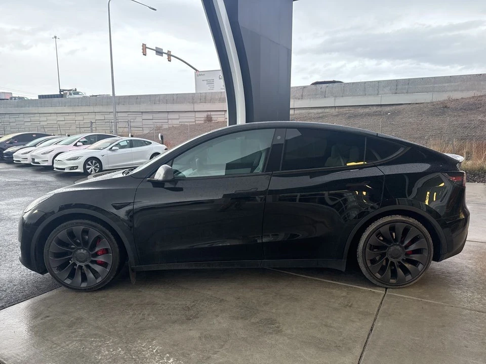 2022 Tesla Model Y Performance - Image 5 of 11
