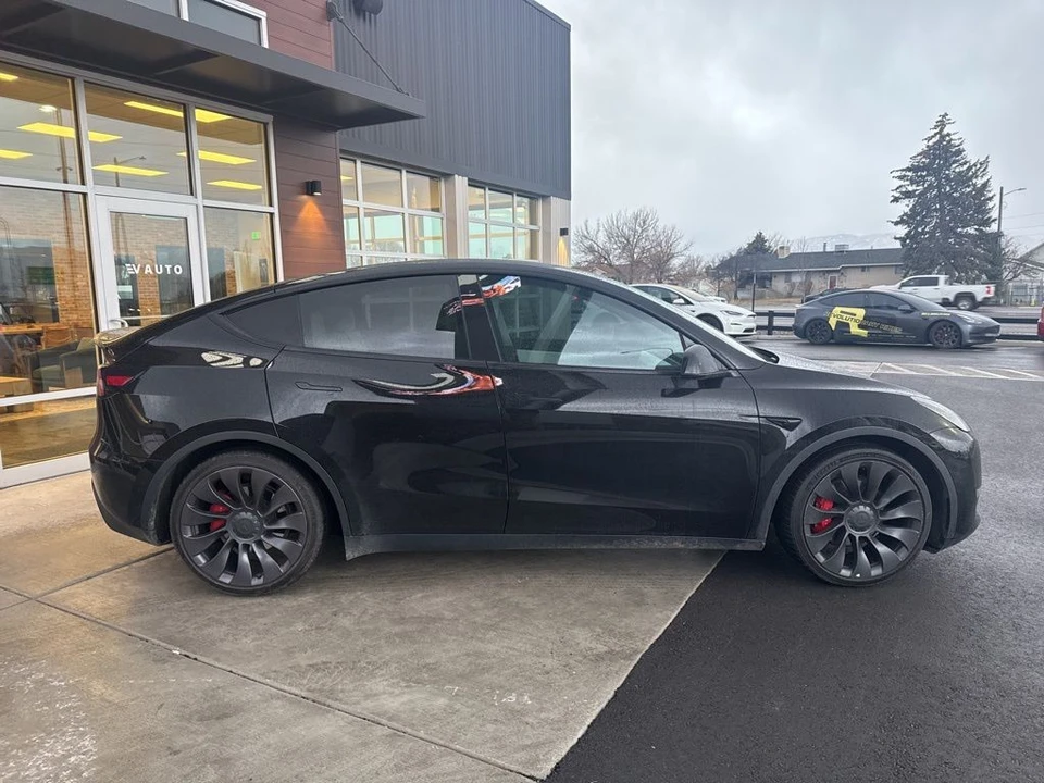2022 Tesla Model Y Performance - Image 9 of 11