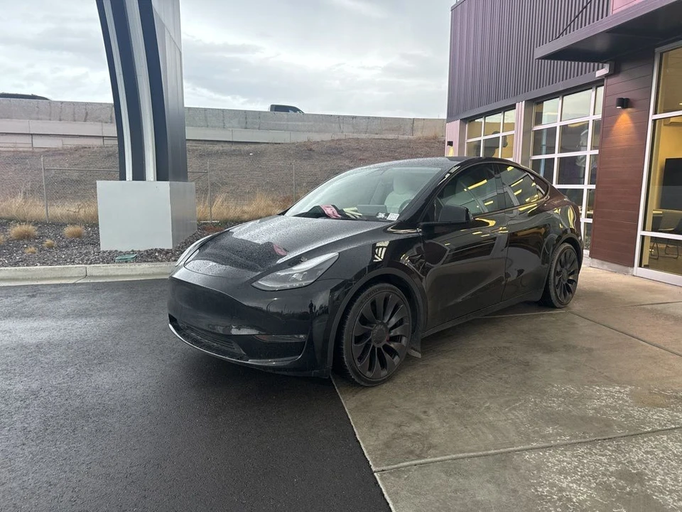 2022 Tesla Model Y Performance - Image 4 of 11