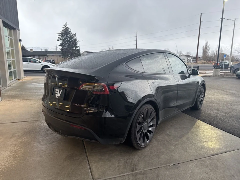2022 Tesla Model Y Performance - Image 8 of 11