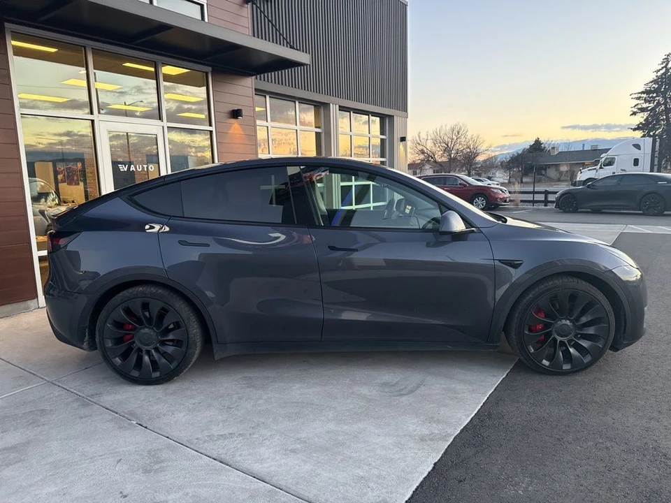 2022 Tesla Model Y Performance - Image 8 of 21