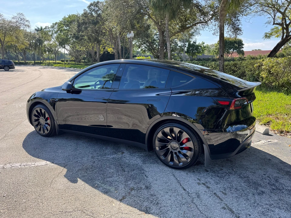 2022 Tesla Model Y Performance - Image 10 of 31