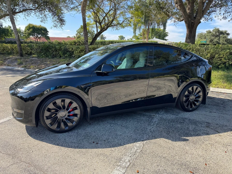 2022 Tesla Model Y Performance - Image 8 of 31